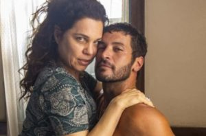 Levi (Leandro Lima) tirará uma casquinha dos pés de Maria Bruaca (Isabel Teixeira) em Pantanal (Foto: Reprodução / Globo)