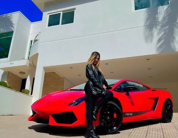 Melody posa com carro de luxo que ganhou de aniversário (Foto: Reprodução)