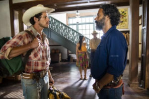 Tadeu (José Loreto) renegará Zé Leôncio (Marcos Palmeira) em Pantanal (Foto: Reprodução / Globo)