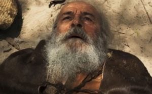 Velho do Rio (Osmar Prado) será vítima de queimada no Pantanal e agonizará como sucuri (Foto: Reprodução / Globo)