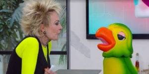 Após esculachar manipulador de novo Louro e o fazer chorar, boneco tenta se reerguer, mas é pisado: 