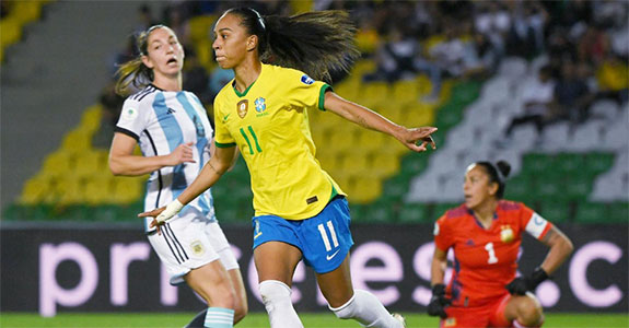 SBT transmitiu o jogo entre Brasil e Argentina no último sábado- Foto: Reprodução/SBT
