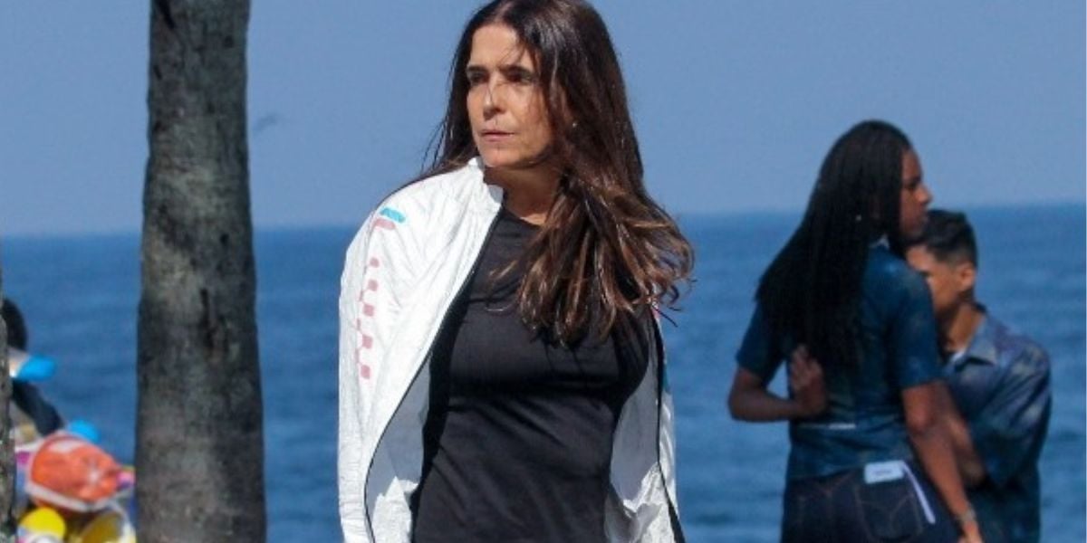 Atriz Malu Mader é flagrada caminhando pela orla da Praia do Arpoador - Foto: AgNwes