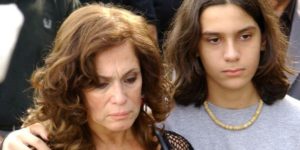 Neto de Maria do Carmo de A Senhora do Destino tem desfecho triste e está irreconhecível: 