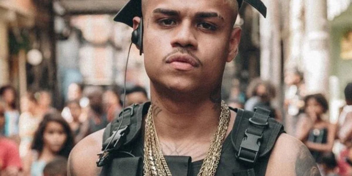 Tragédia! Famoso cantor pula do palco, despenca em cima do público e pior notícia é confirmada: "Socorro"