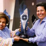 Claudia Rodrigues levantando troféu de torneio (Reprodução PokerStars)