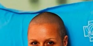 Atriz teve que raspar a cabeça para dar vida a personagem com câncer terminal (Imagem: Reprodução)