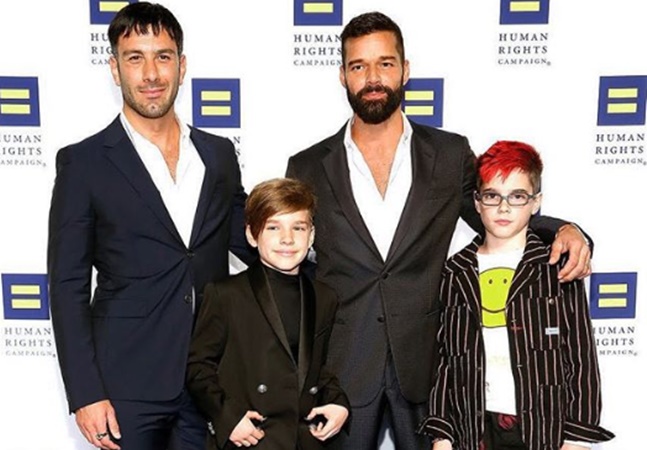 Famoso gay, cantor Ricky Martin, ao lado do marido e dos filhos (Foto: Reprodução)