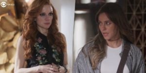 Andrea enfrenta Pat na novela Cara e Coragem (Foto: Montagem/Thais Teles/Reprodução/Globo)