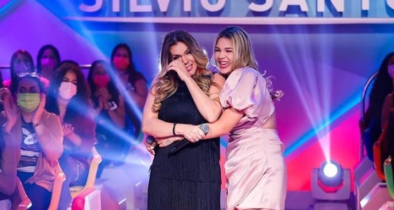 Aysha Benelli e a mãe Simony (Foto: Reprodução)