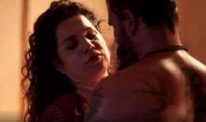 Maria Bruaca (Isabel Teixeira) gritará durante sexo com Alcides (Juliano Cazarré) em Pantanal (Foto: Reprodução / Globo)
