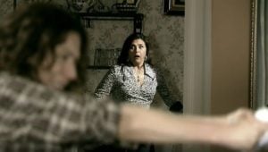 Cilene presenciou o crime no rancho em A Favorita (Foto: Reprodução / Globo)