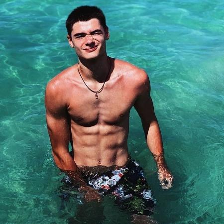 João Assunção esbanjando seu corpo em forma (Foto: Reprodução)