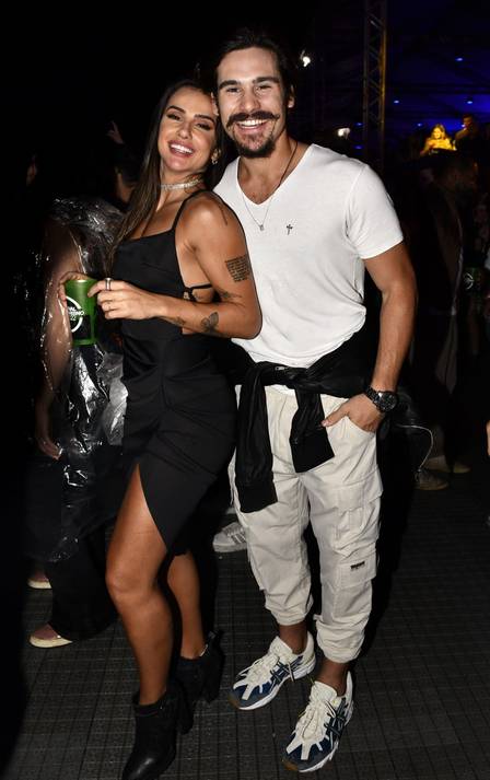 Nicolas Prattes decidiu assumir o romance com Luiza Caldi (Foto: Reprodução) 
