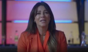 Pat (Paolla Oliveira) vai dar depoimento em seita em Cara e Coragem (Foto: Reprodução / Globo)