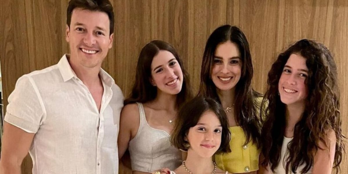 Rodrigo Faro ao lado da esposa e das filhas - Foto: Reprodução