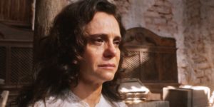 Violeta descobre traição da irmã e do marido na novela Além da Ilusão (Foto: Reprodução/Globo)