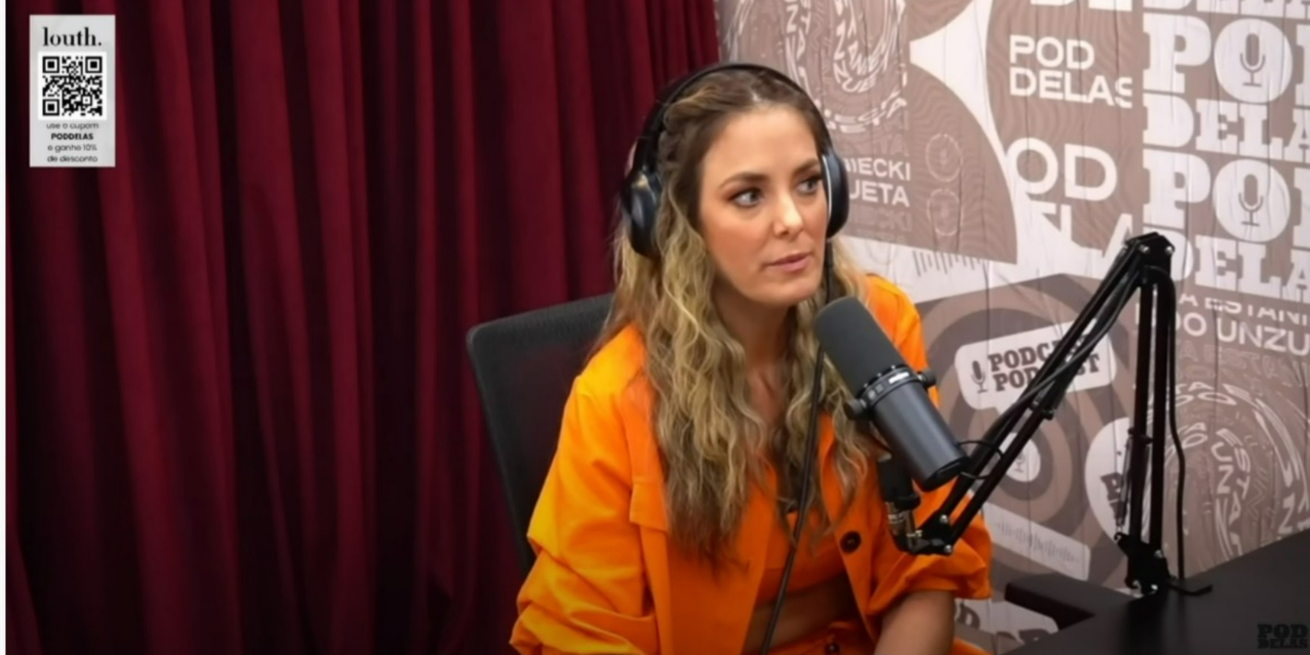 Ticiane Pinheiro no "Poddelas" (Foto: Reprodução/YouTube)