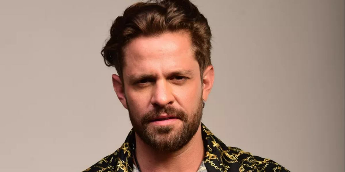Alejandro Claveaux como Deivid Cajafeste em "Rensga Hits!" (Foto: Divulgação/TV Globo)