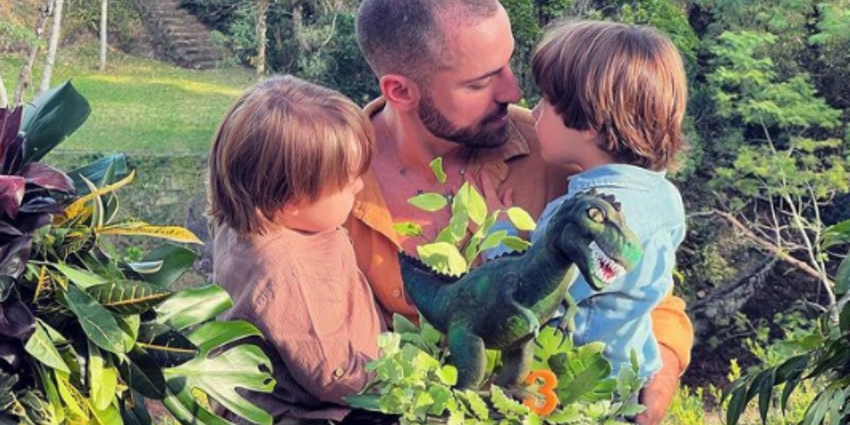 No Dia dos Pais, viúvo de Paulo Gustavo, Thales Bretas,  emociona seguidores ao compartilhar registro com Gael e Romeu em desabafo sobre paternidade solo - Foto: Reprodução Intagram