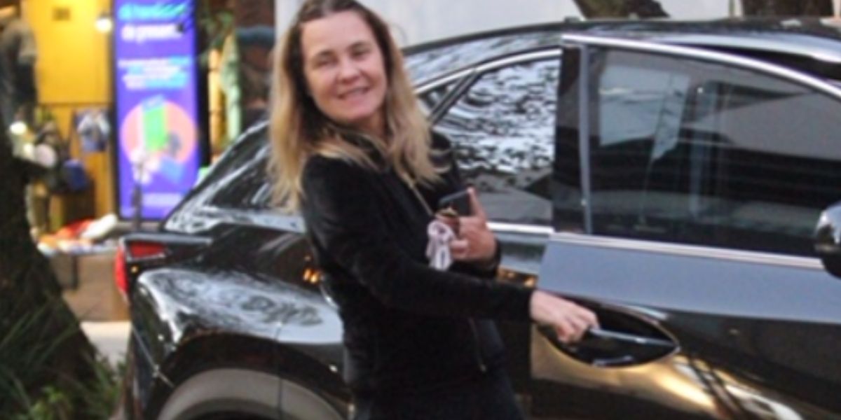 Super simpática, atriz Adriana Esteves faz raríssima aparição ao lado de Vladimir Brichta - Reprodução AgNews