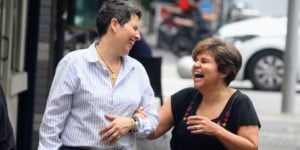 Adriane Bonato e Claudia Rodrigues são flagradas aos beijos em bar ( AgNews/Daniel Delmiro)