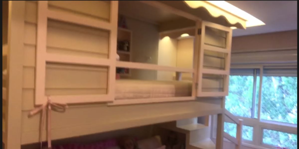 Quarto das filhas com uma cama em formato de casinha (Foto Reprodução/Youtube)