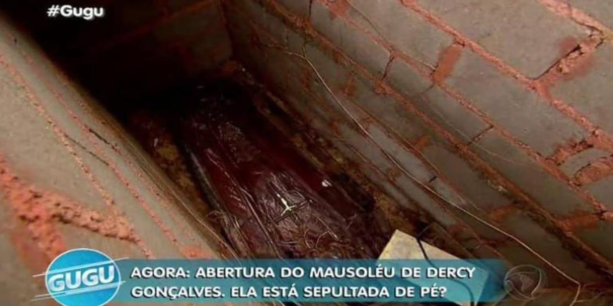 Caixão de Dercy Gonçalves (Reprodução: Record)