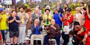 Integrante da Praça é Nossa, no SBT, passa apuros ao ter que contar notícia (Reprodução: SBT)