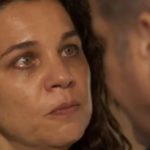 Maria Bruaca se vinga de Tenório, que fica no fundo do poço (Reprodução: Globo)