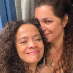 Zuleica (Aline Borges) e Maria Bruaca (Isabel Teixeira) conquistarão juntas um final feliz em Pantanal (Foto: Reprodução / Globo)