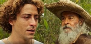 O Velho do Rio (Osmar Prado) apareceu disfarçado para buscar Jove (Jesuíta Barbosa) em Pantanal (Foto: Reprodução / Globo)