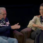 Carlos Alberto e a esposa, Renata Domingues, no 'Pod É Nosso!'- Foto: Reprodução