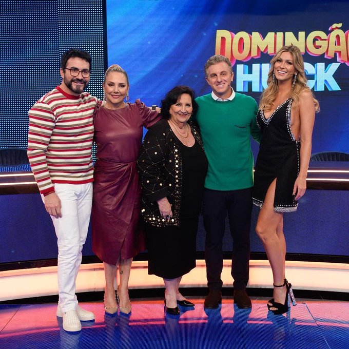 Padre Fábio de Melo, Déa Lúcia, Heloísa Perissé, Luciano Huck juntos nos bastidores (Foto: Reprodução)