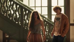 Jove (Jesuíta Barbosa) e Juma (Alanis Guillen) avistarão o Velho do Rio (Osmar Prado) na sala em Pantanal (Foto: Reprodução / Globo)