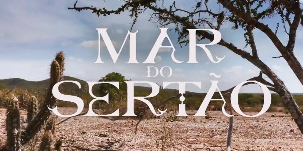 logo de mar do sertão escrito em branco com o fundo um céu azul com nuvens brancas, colunas verdes, terra marrom e árvore preta