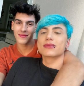 Casados, Artur Moreno e Radamés Keller comandam um dos maiores perfis de fofoca do Instagram (Foto: Reprodução / Instagram)