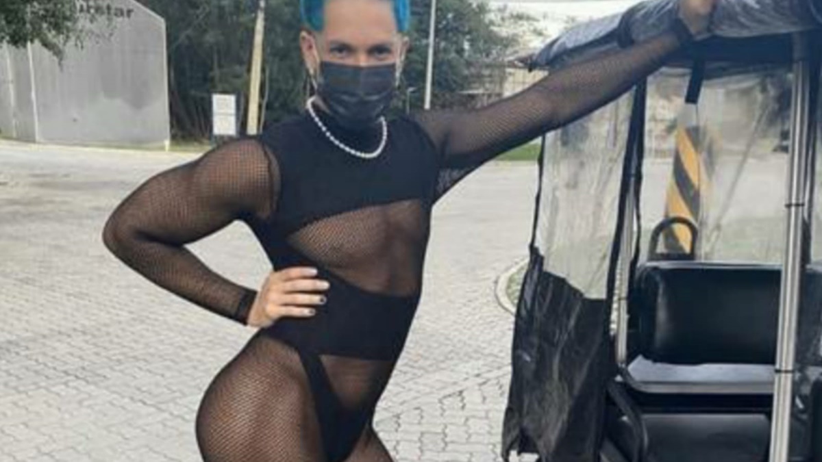 Rainer Cadete encarnando Visky e expondo modelito para cena nos Estúdios Globo