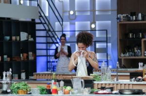 Melina se despede do MasterChef Brasil. Crédito: Melissa Haidar/Band