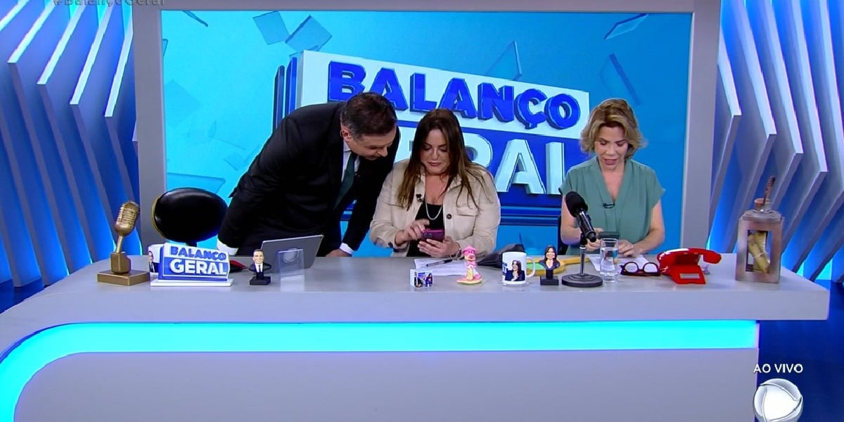 Fabíola Reipert lendo as informações do portal Estrelando, na Record TV (Foto: Reprodução)