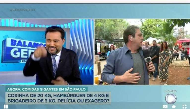 Geraldo Luís encorajou o repórter Aguiar Júnior a enfiar o dedo em um dos pratos do festival de comida- Foto: Reprodução/Record Geraldo Luís encorajou o repórter Aguiar Júnior a enfiar o dedo em um dos pratos do festival de comida- Foto: Reprodução/Record