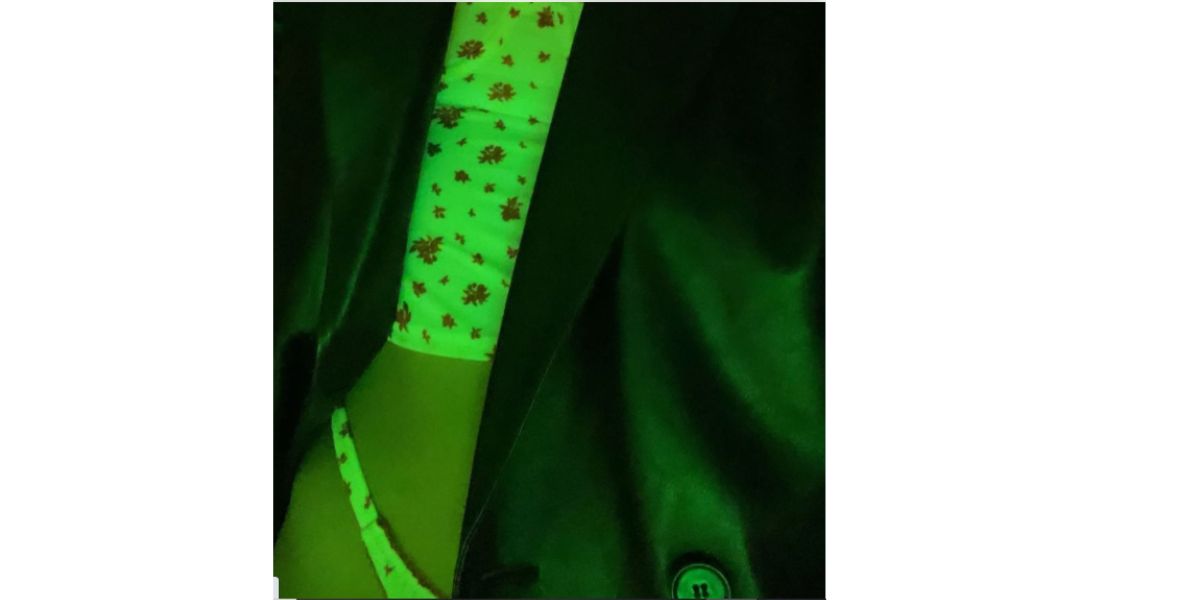 Bruna Marquezine de calcinha e blazer