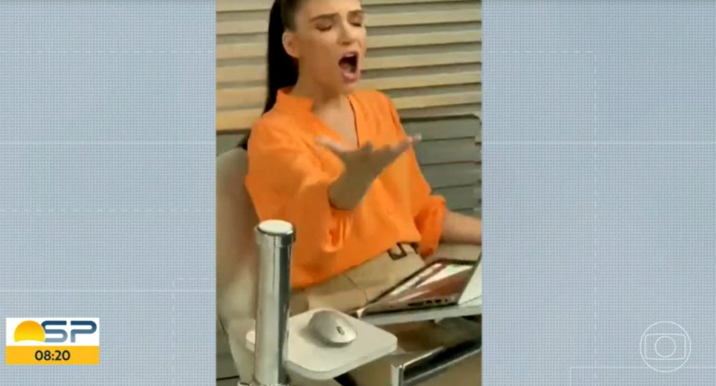 Sabina Simonato foi flagrada cantando nos bastidores do Bom Dia São Paulo- Foto: Reprodução/Globo Sabina Simonato foi flagrada cantando nos bastidores do Bom Dia São Paulo- Foto: Reprodução/Globo