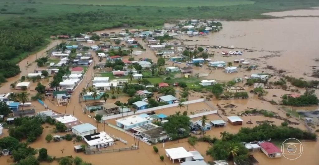 Bom Dia Brasil exibiu imagens de uma das ilhas atingidas por um furacão- Foto: Reprodução/Globo Bom Dia Brasil exibiu imagens de uma das ilhas atingidas por um furacão- Foto: Reprodução/Globo