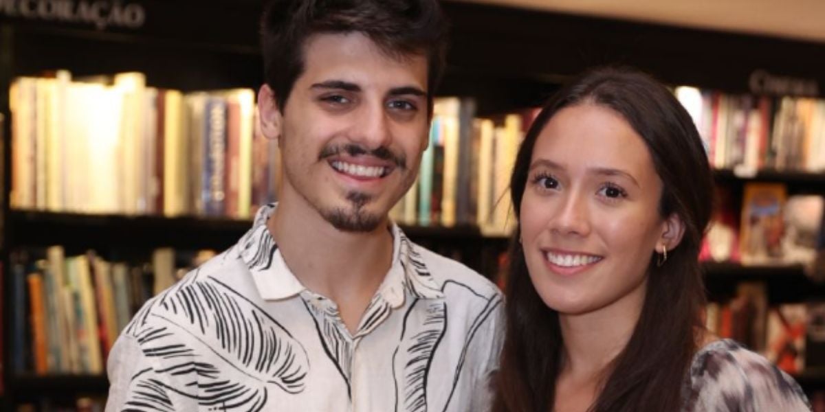 Aos 21 anos, Vicenzo Baricelli, filho do ator Luigi Baricelli  faz rara aparição em lançamento de livro do pai e chama atenção com sua beleza de cair o queixo - Foto: Reprodução