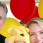 Edson Celulari mostra filha bebê, de olhos azuis, vestida de ursinha e arranca suspiros: "Neném mais linda" - Foto: Reprodução