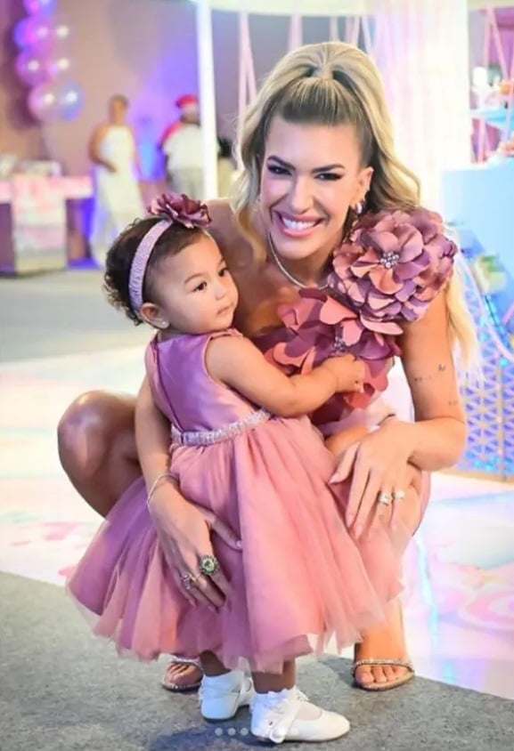 Lore Improta ao lado da filha, com roupinha combinando (Foto: Divulgação)