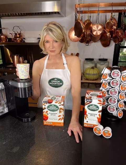 Martha Stewart seminua durante comercial (Foto: Reprodução)