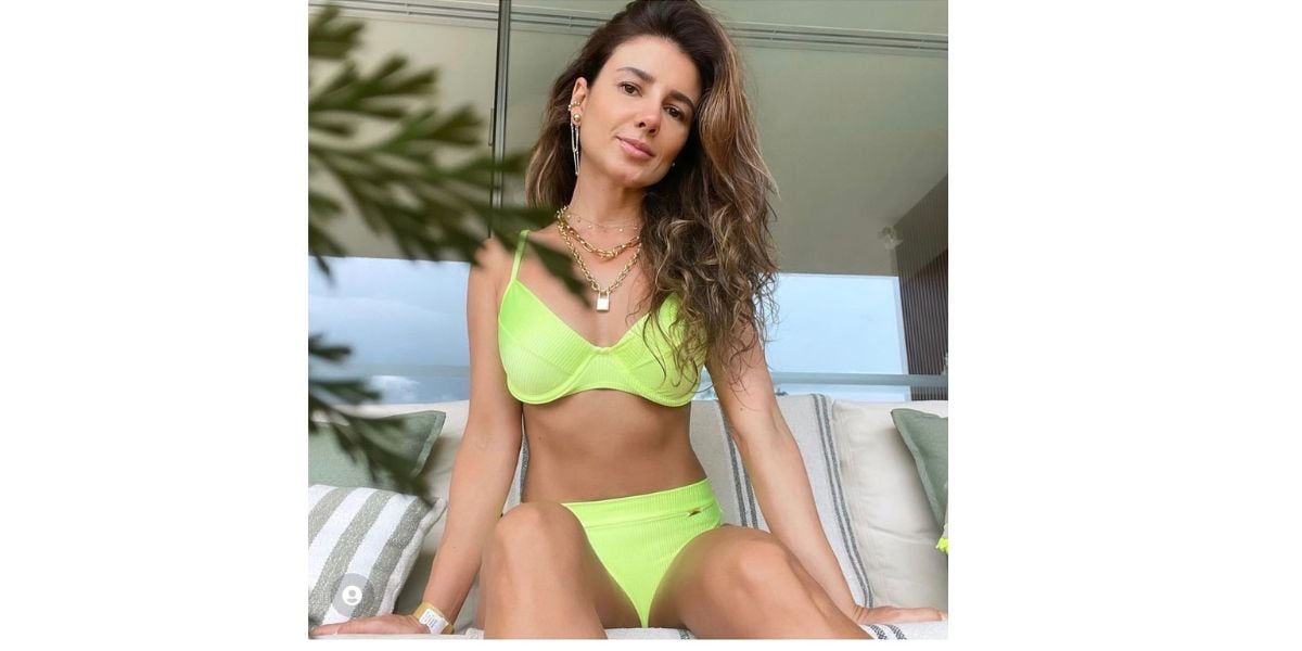 Paula Fernandes de biquíni verde