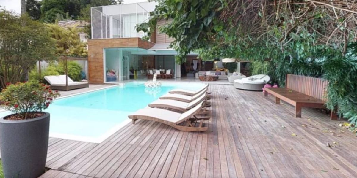 Piscina e cadeiras para pegar sol da residência (Reprodução: Instagram)